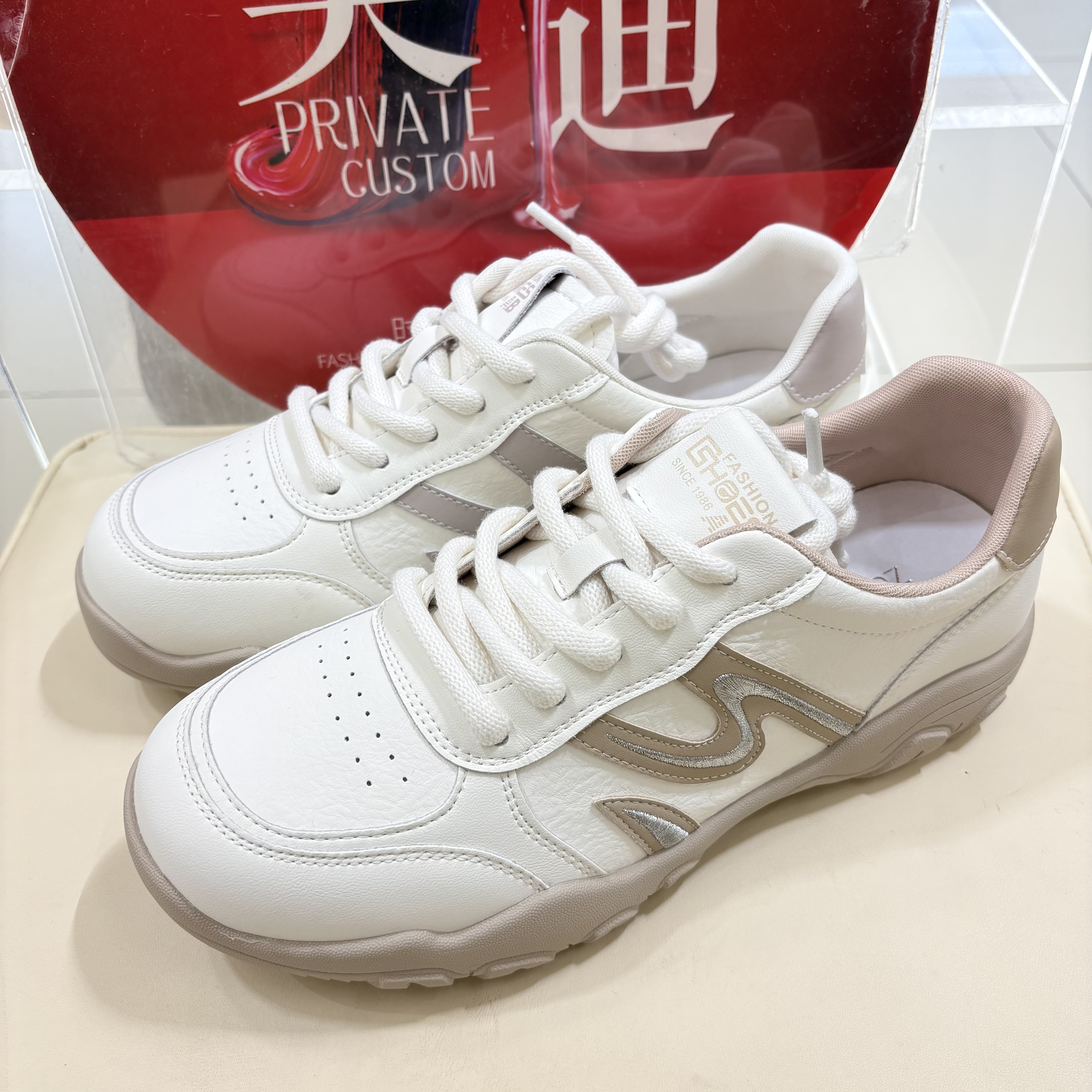 足足红真皮女2026春季新款厚底休闲百搭小白鞋运动阿甘鞋女加大号