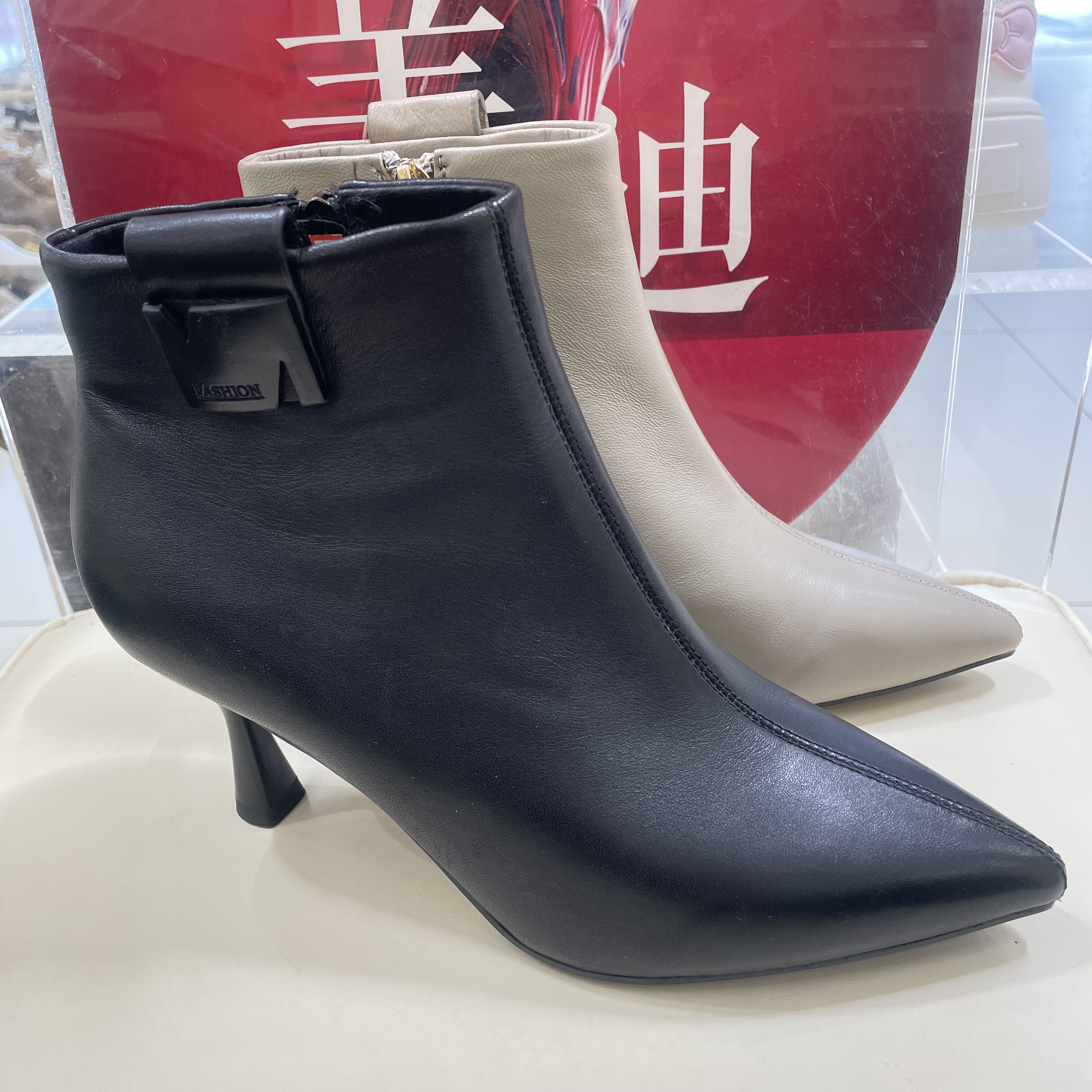 品牌牛皮真皮女鞋2025秋季新款真皮细跟尖头时装靴软皮高跟短靴女