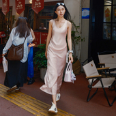 月影集芍药恋人嫩粉色缎面感连衣裙珍珠光气质背心高级感修身 长裙