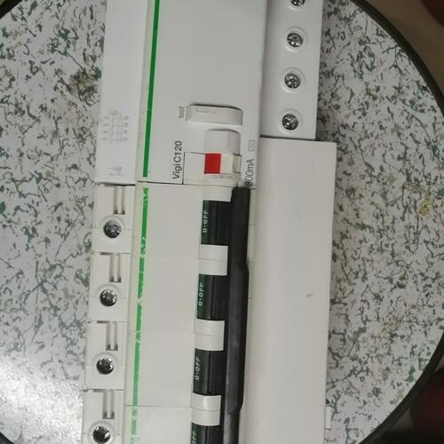 议价施耐德4pc80漏电保护器，二手拆机，成色如下，合适的直接拍