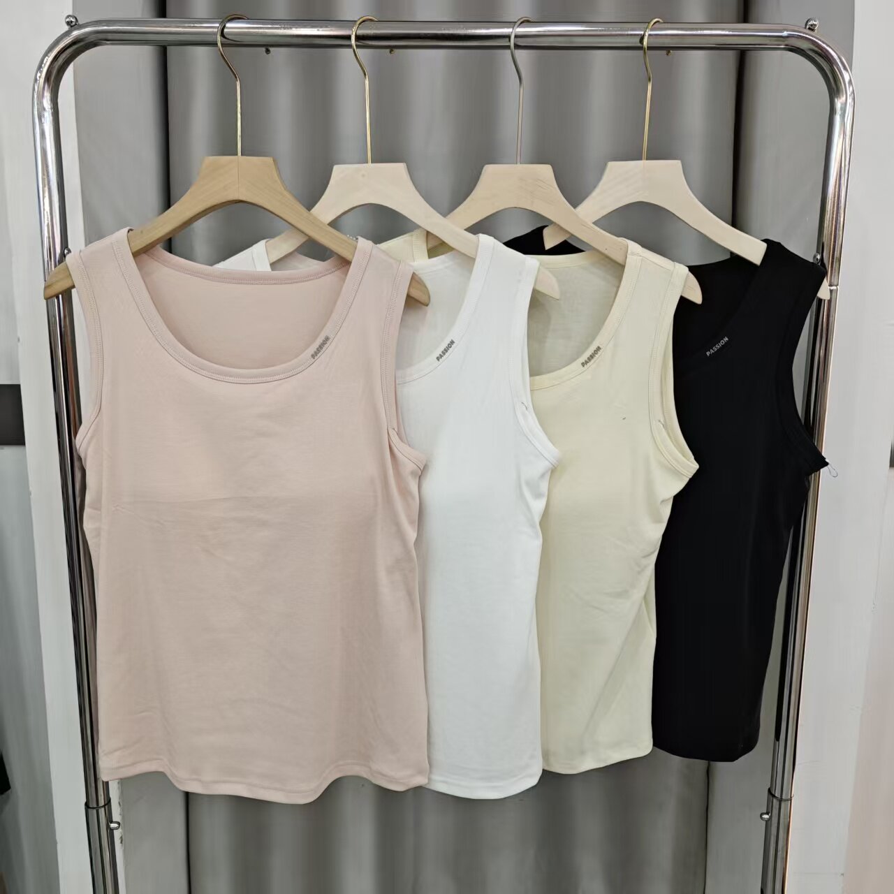 加肥大码宽肩带女士带胸垫背心内搭外穿打底柔软舒适无袖上衣C186