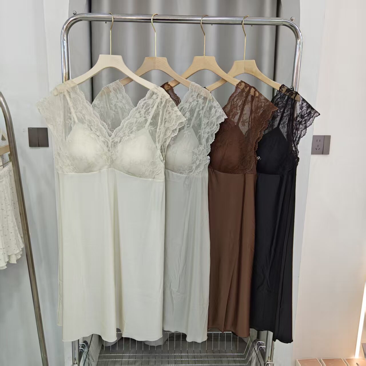 法式甜美蕾丝V领带胸垫睡裙女士性感家居服无袖绸缎感中长裙8937