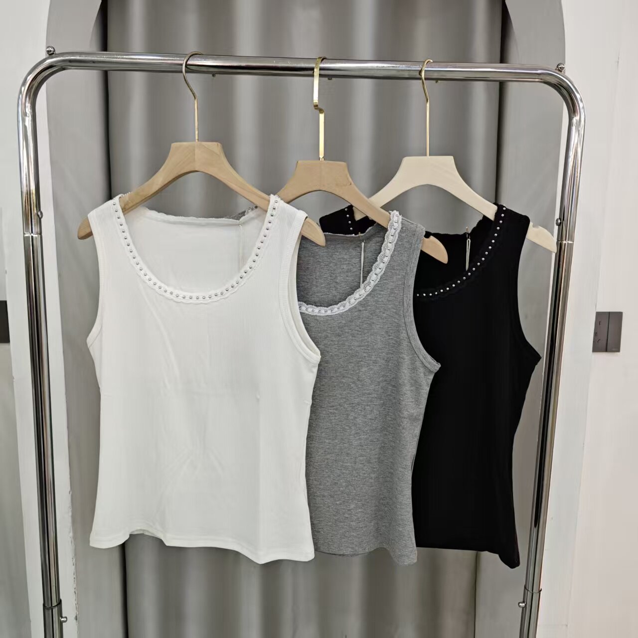 宽肩带铆钉蕾丝领女士背心内搭外穿打底柔软舒适时尚无袖上衣3705