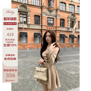 高级感收腰显瘦浅卡其一字肩连衣裙 伊人暮秋 Hotdog 热狗很辣