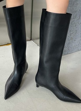 women's Wearing wide boots, low boots, cat and knight boots