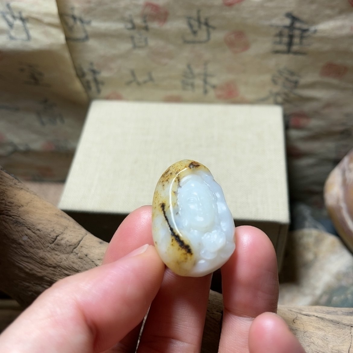 新疆和田玉籽料黄皮白肉观音吊坠挂件抛光后对比