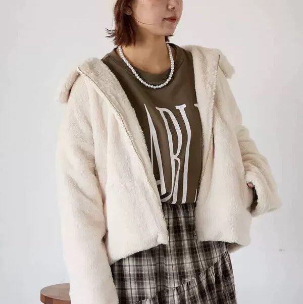 199，e h k a 白色毛毛外套