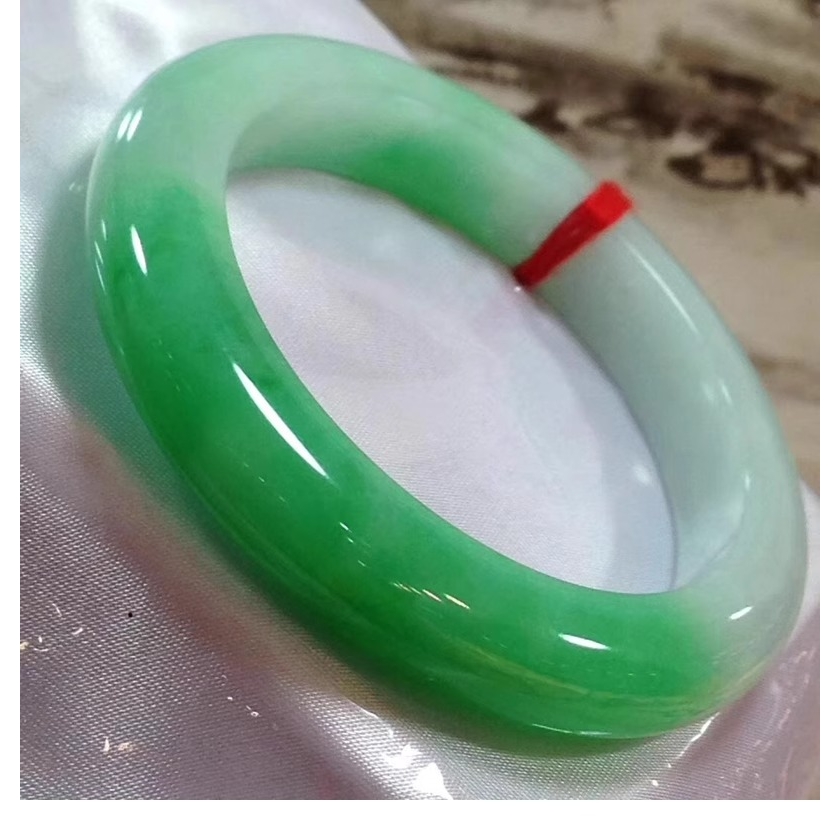 周大諨缅甸翡翠飘绿手镯阳绿玉镯子翡翠半山水糯白绿牛奶底女款