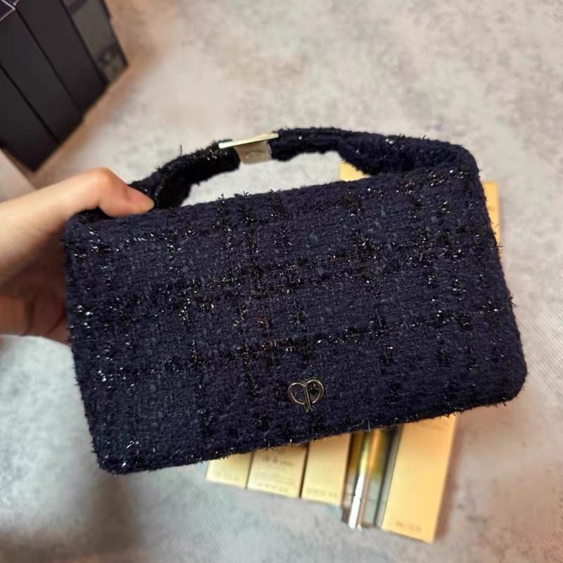 CPB2025新版女藏蓝色亮片手提化妆包小香风手拿包简约时尚化妆包