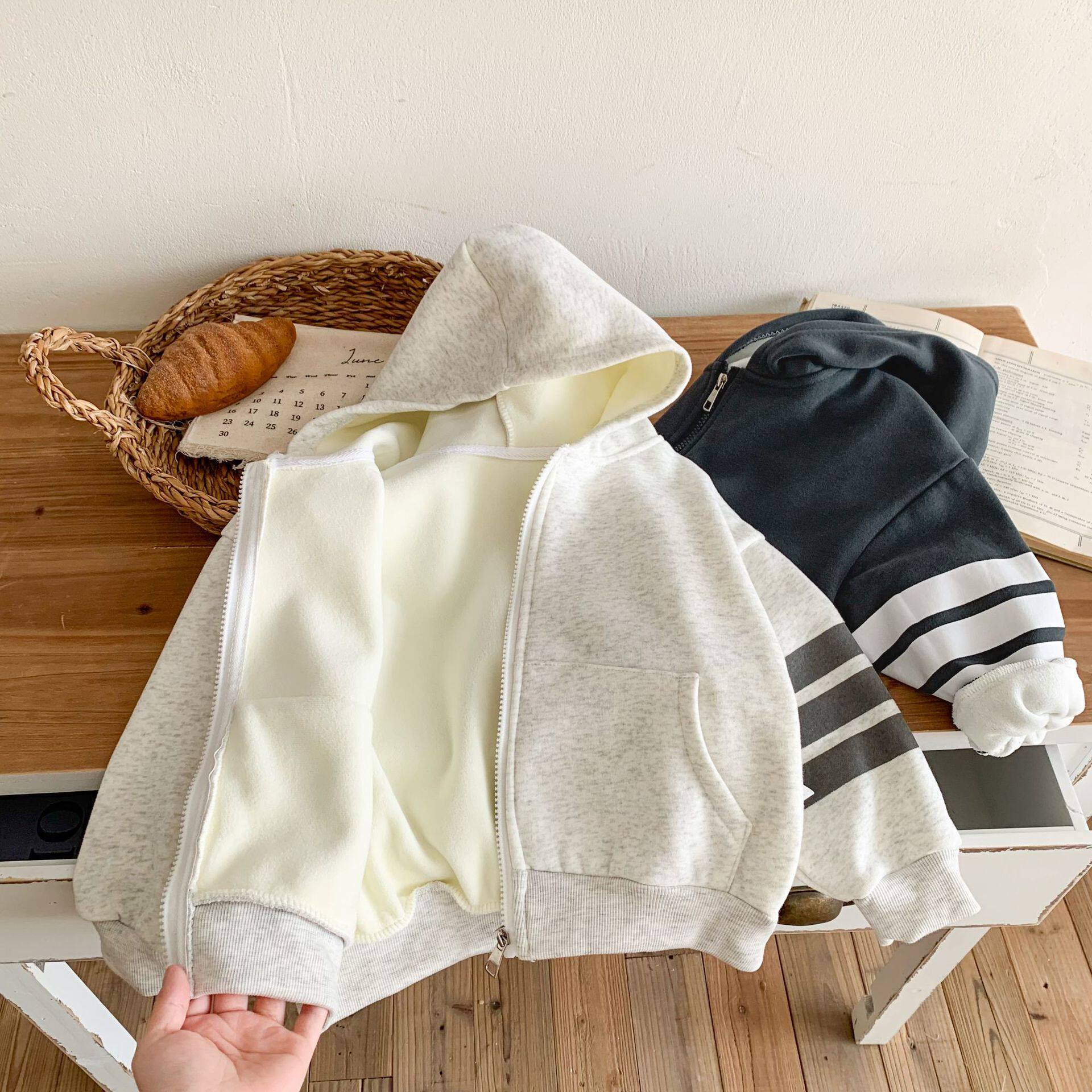 新款儿童连帽加绒外套秋冬男女童保暖洋气开衫宝宝纯色拉链棉卫衣