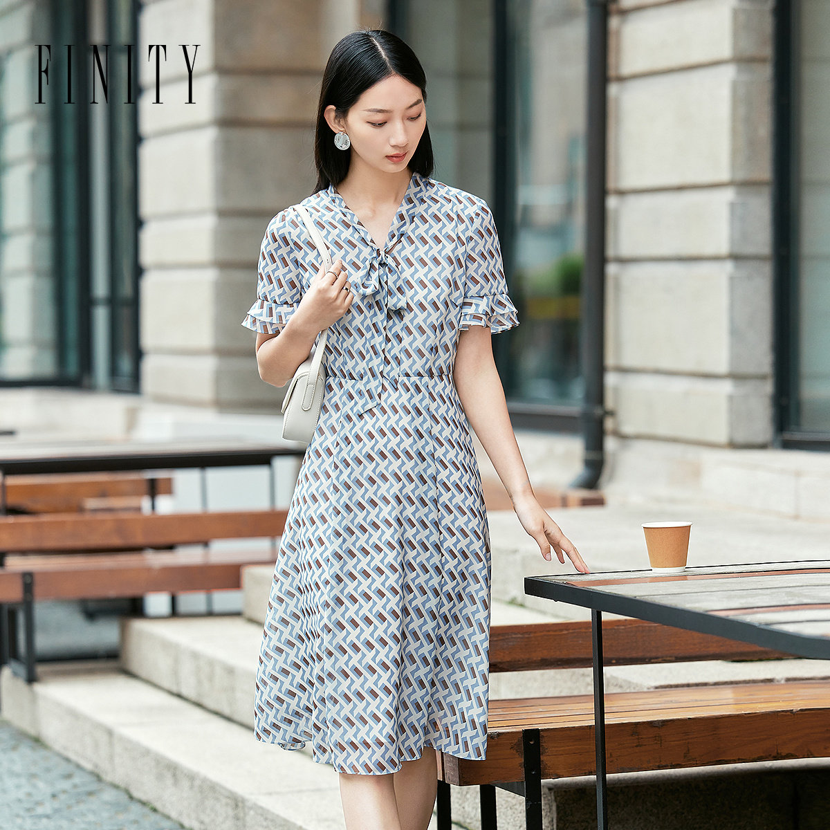 FINITY菲妮迪品牌连衣裙2024夏季简约休闲风时尚印花V领A字裙子女