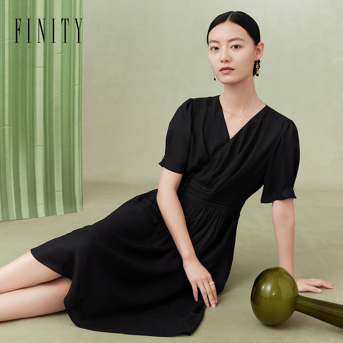 FINITY菲妮迪品牌连衣裙2024春夏V领泡泡袖黑色盘扣中式小黑裙