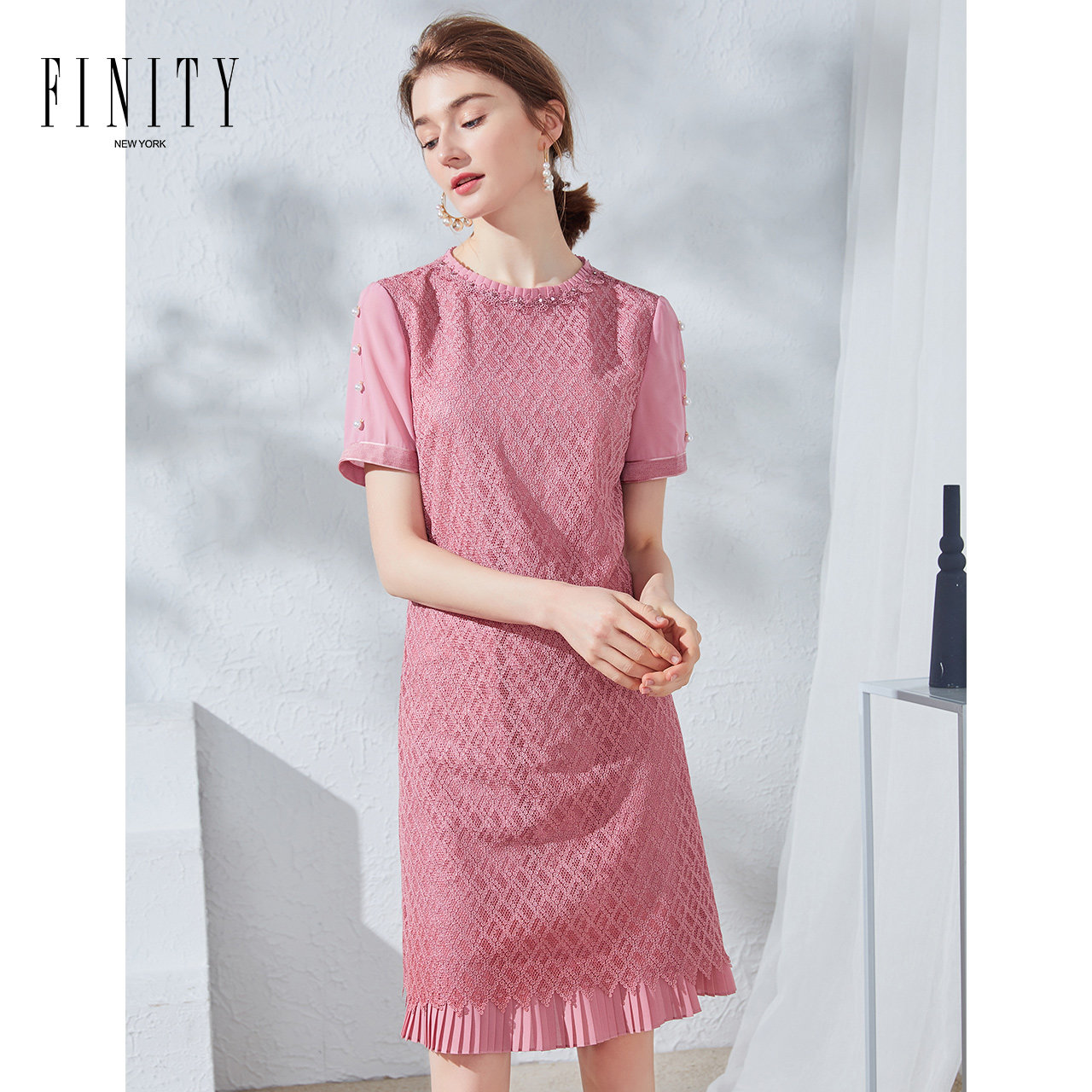 FINITY菲妮迪夏装时尚圆领气质显瘦遮肚子百褶拼接蕾丝连衣裙女