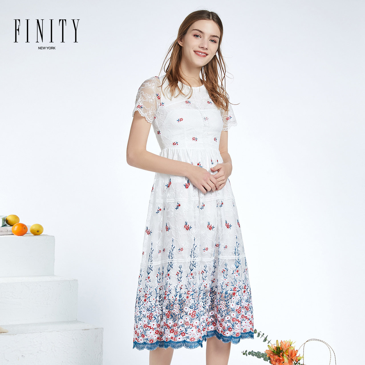 FINITY菲妮迪春夏宽松简约时尚气质轻薄绣花短袖蕾丝收腰连衣裙