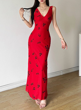 圣诞节穿搭新年战袍V领红色吊带连衣裙性感气质收腰显瘦内搭长裙