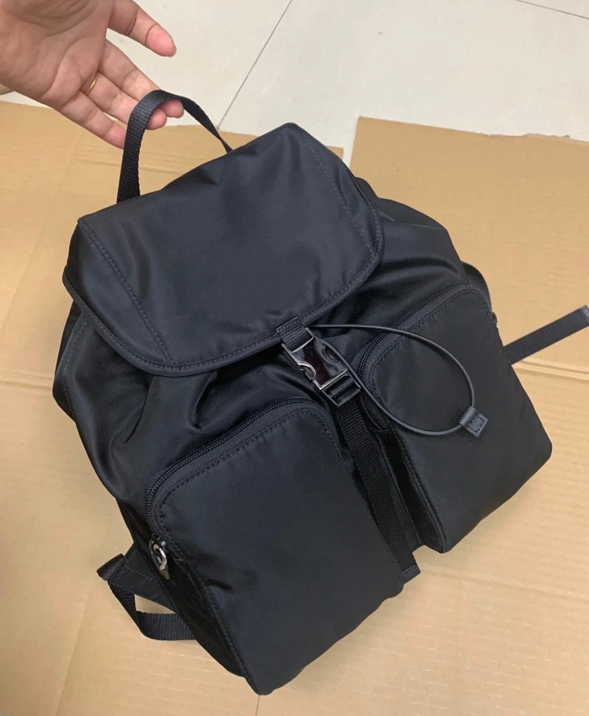 男女通用进口降落伞尼龙布双肩包年轻时尚潮流翻盖黑色旅行背包