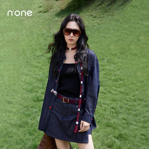 none宽松小众设计小马胸针衬衫