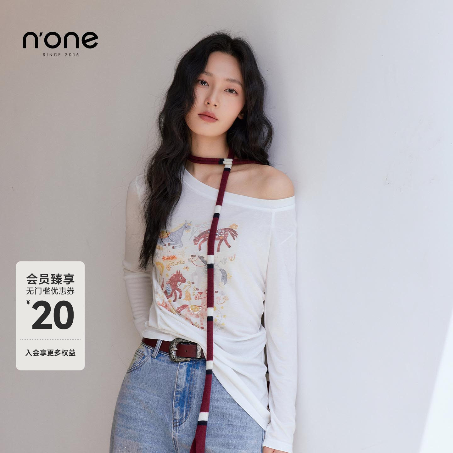 none 白色斜肩印花长袖t恤女2026秋季新款条纹挂绳抽褶修身上衣