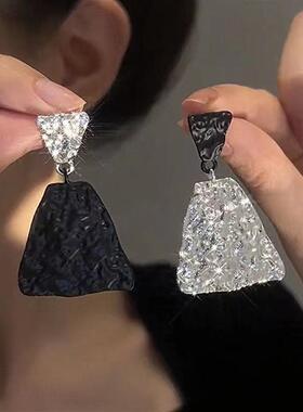 银针滴油不对称褶皱三角形吊坠耳环冷淡风个性耳钉小众高级感耳饰