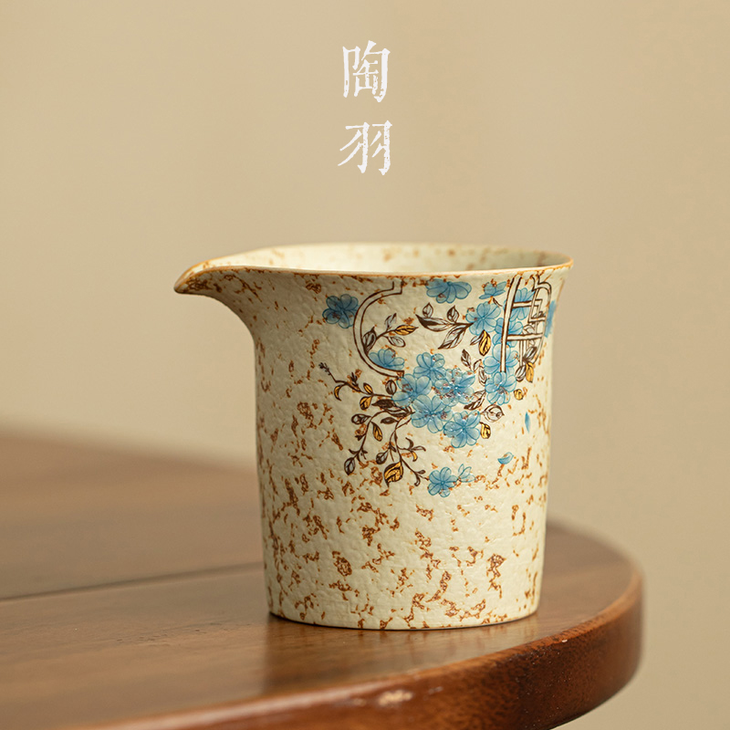 青花火石红窗花描金陶瓷公道杯