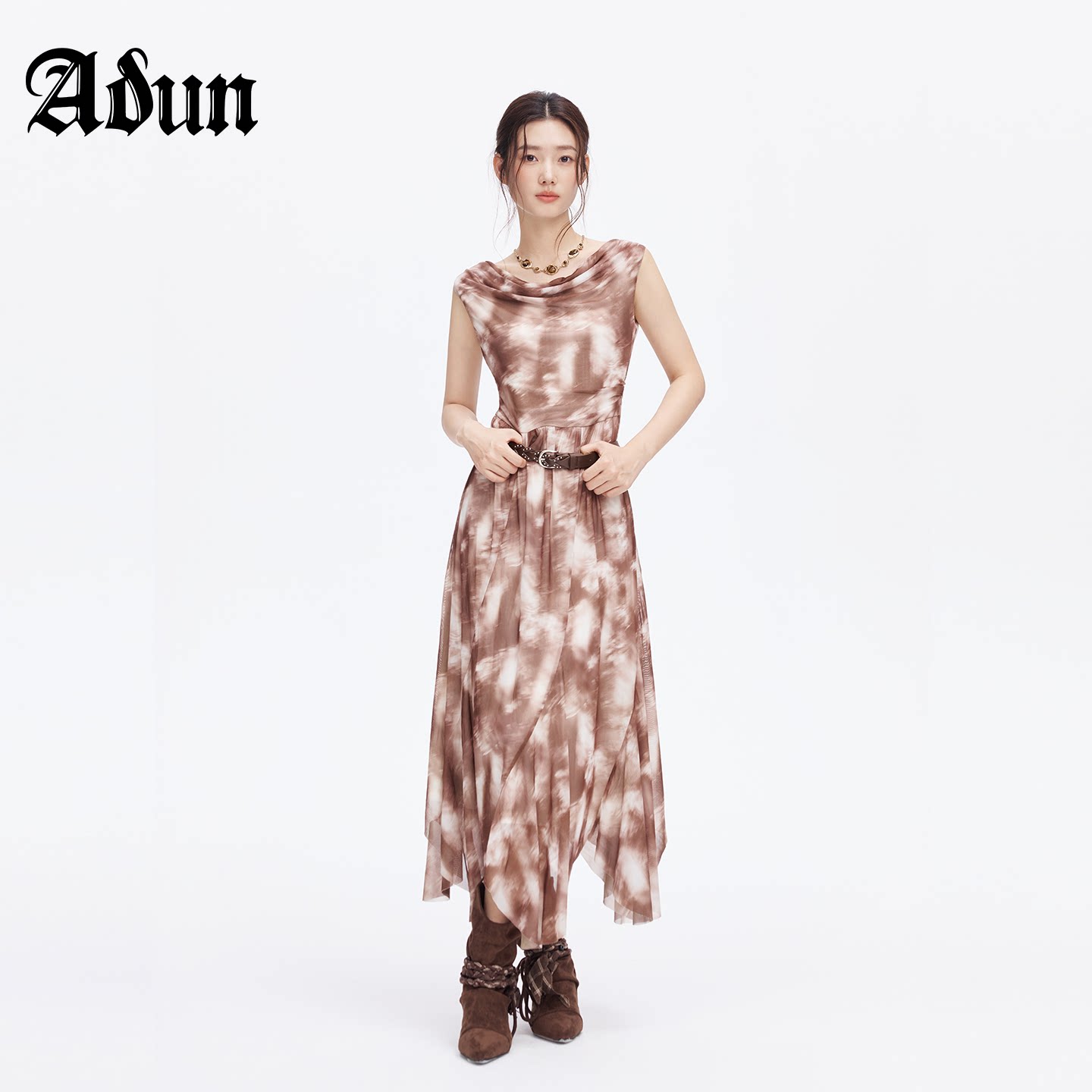 Abun秋季新品荡领收腰印花连衣裙图片