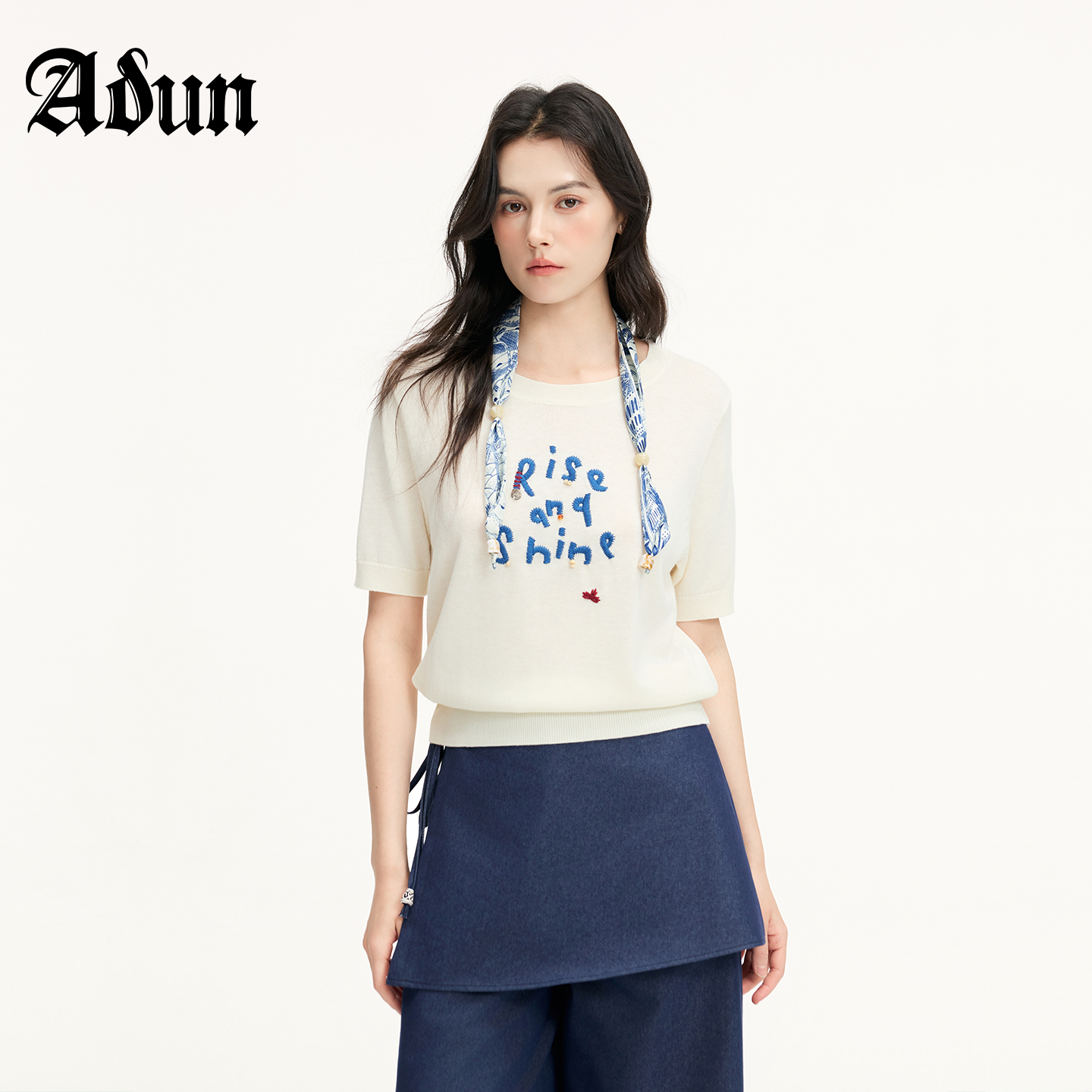 Abun【商场同款】2026年春季新品丝巾飘带领字母刺绣短袖针织衫女