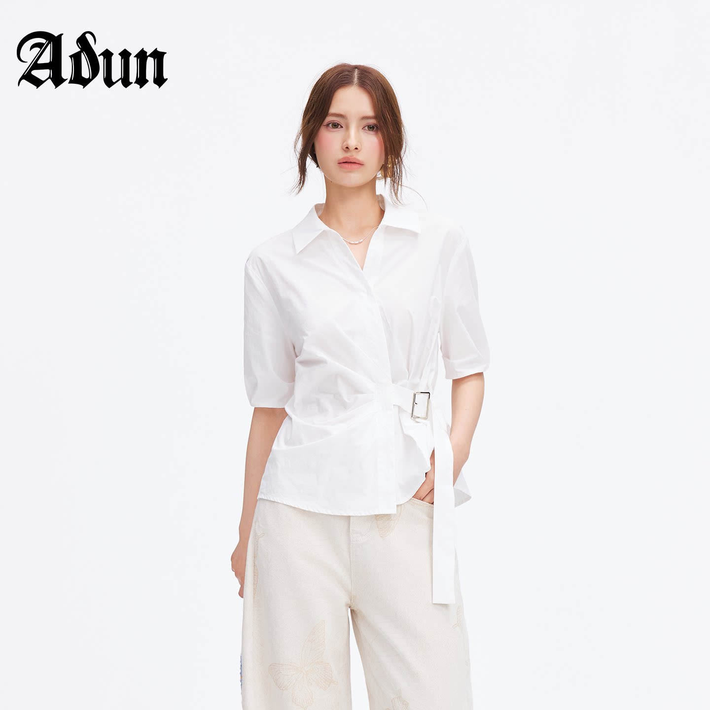 Abun【商场同款】2026年夏季新品翻领短袖金属扣腰带设计气质上衣图片