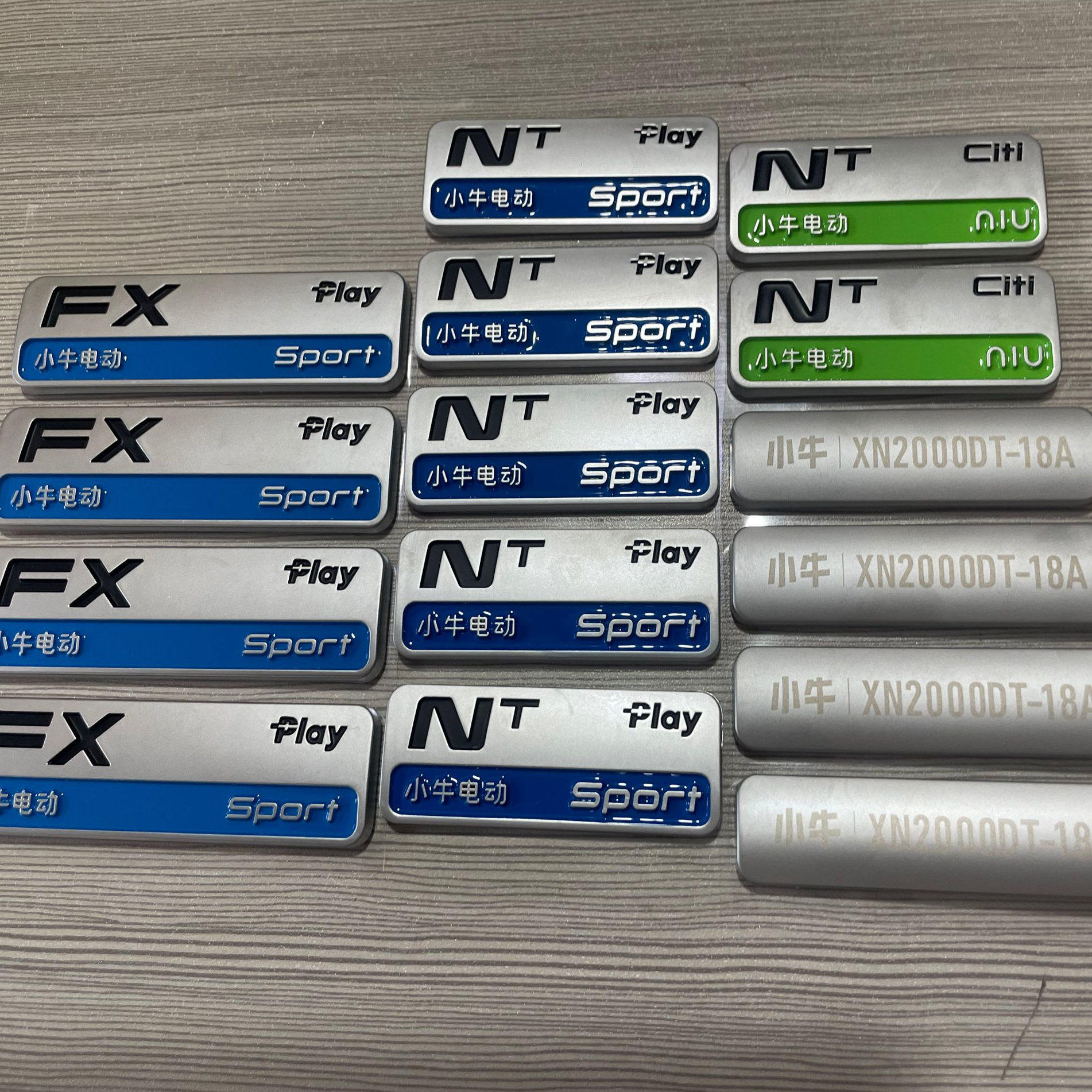小牛电动车NTplay原装车标logo标志车体硬标原厂车体硬标侧板贴标