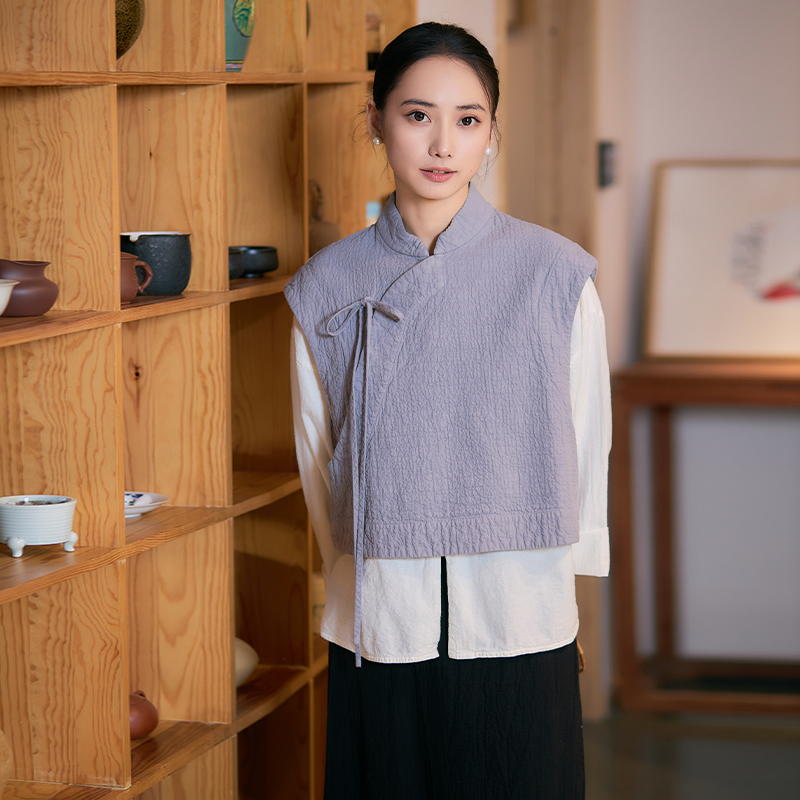 【照本堂】2025秋季新款女装新中式双层面料斜襟系带马甲女W12778