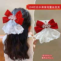 Красная и белая капельки с водой короны кружев