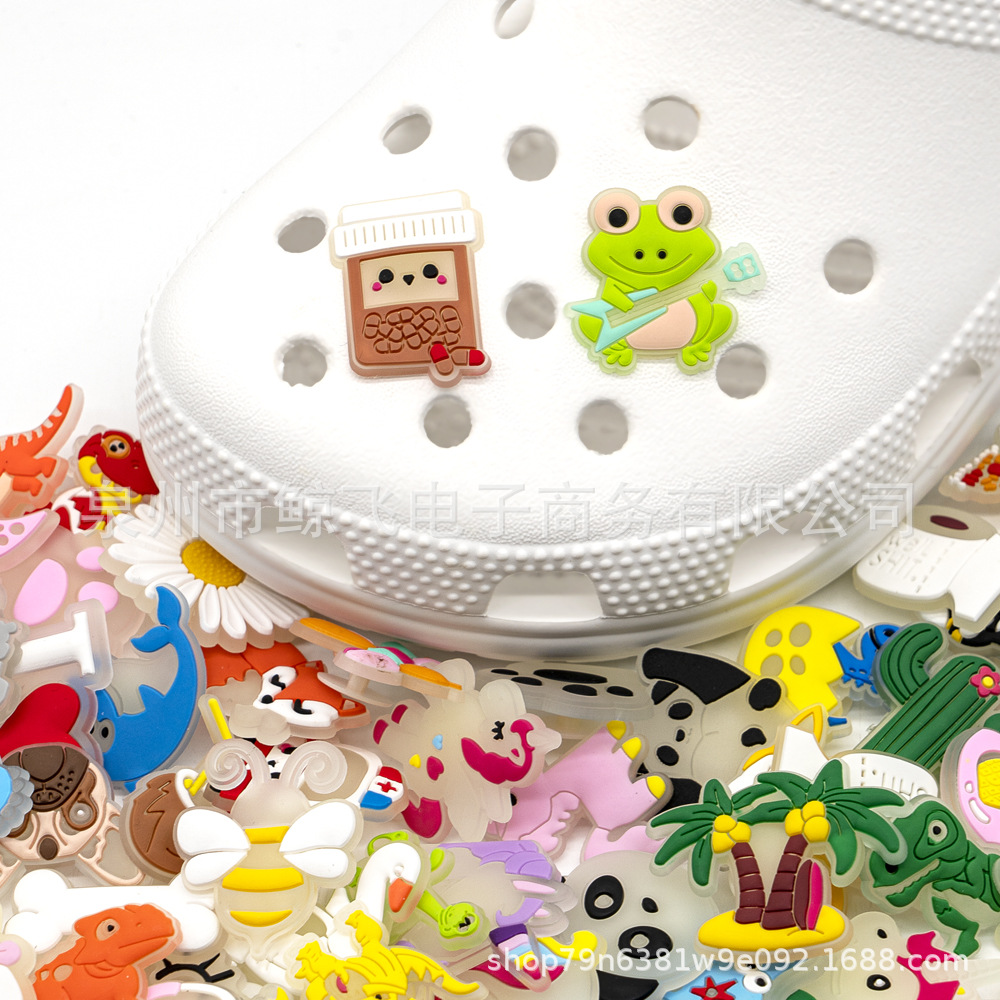 PVC软胶夜光荧光洞洞鞋鞋花鞋扣花园拖鞋滴塑装饰扣沙滩包装饰扣