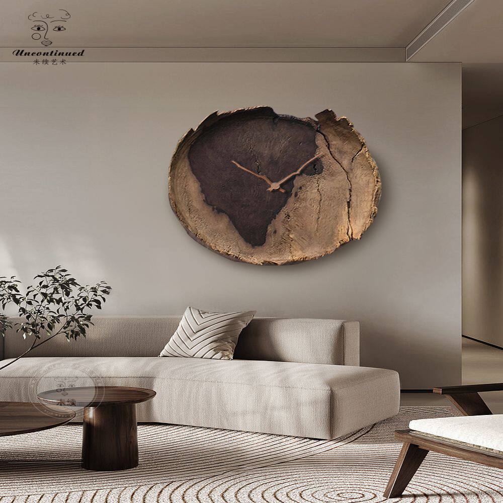 德国品质原木侘寂风客厅装饰画木纹沙发背景墙带挂钟壁灯玄关餐厅