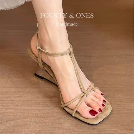 羊皮版！法式复古方头一字带凉鞋女2025新款配裙子坡跟露趾凉拖鞋