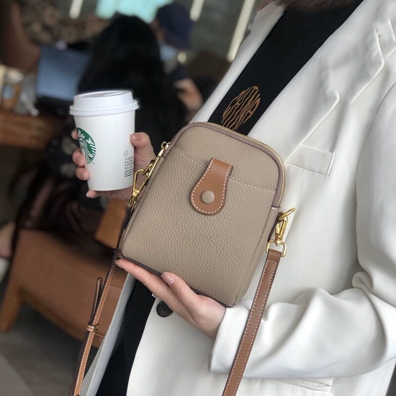 手机包女斜挎包迷你装手机的小包包2026新款真皮超火百搭轻便包包
