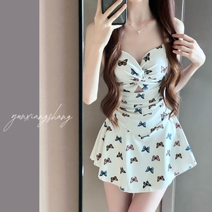 泳衣女蝴蝶印花连体裙式平角遮肚显瘦小胸聚拢温泉度假纯欲风泳装