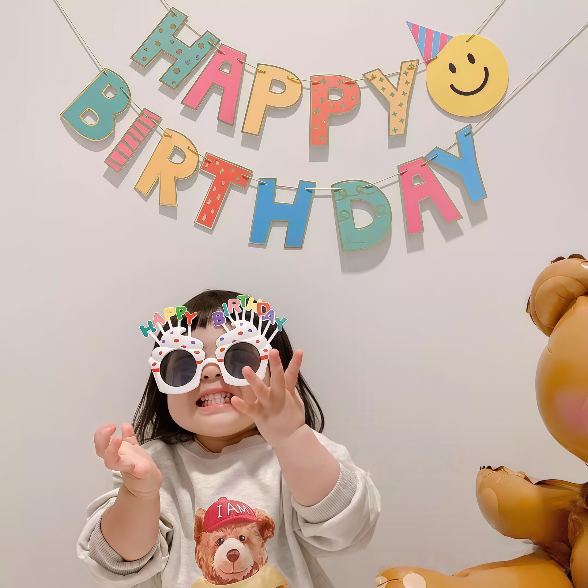 女宝宝生日礼物一周岁抓阄道具女孩装扮笑脸拉旗气球眼镜派对帽子