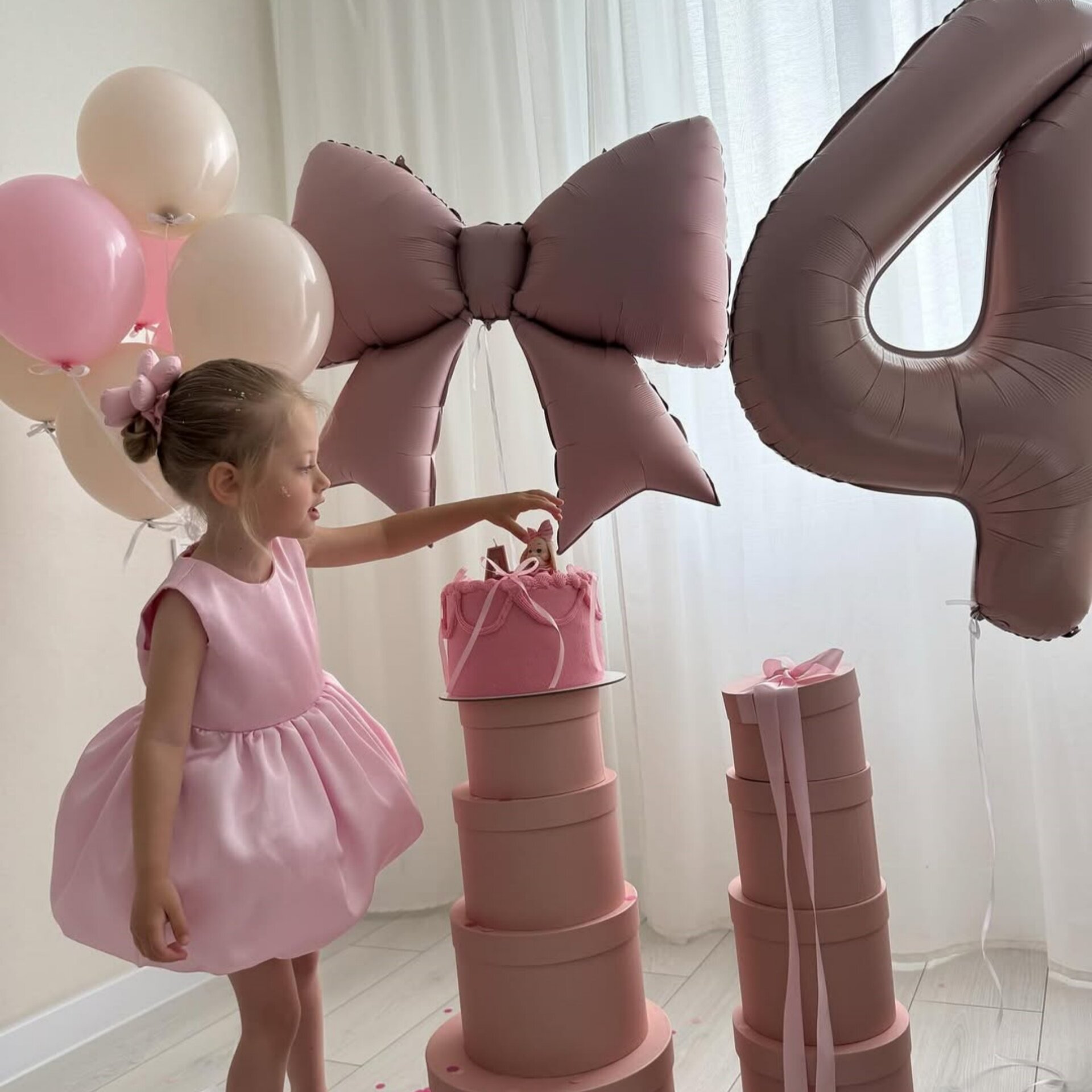 超大粉色蝴蝶结气球女孩四岁生日布置装扮用品焦糖色数字飘空氦气