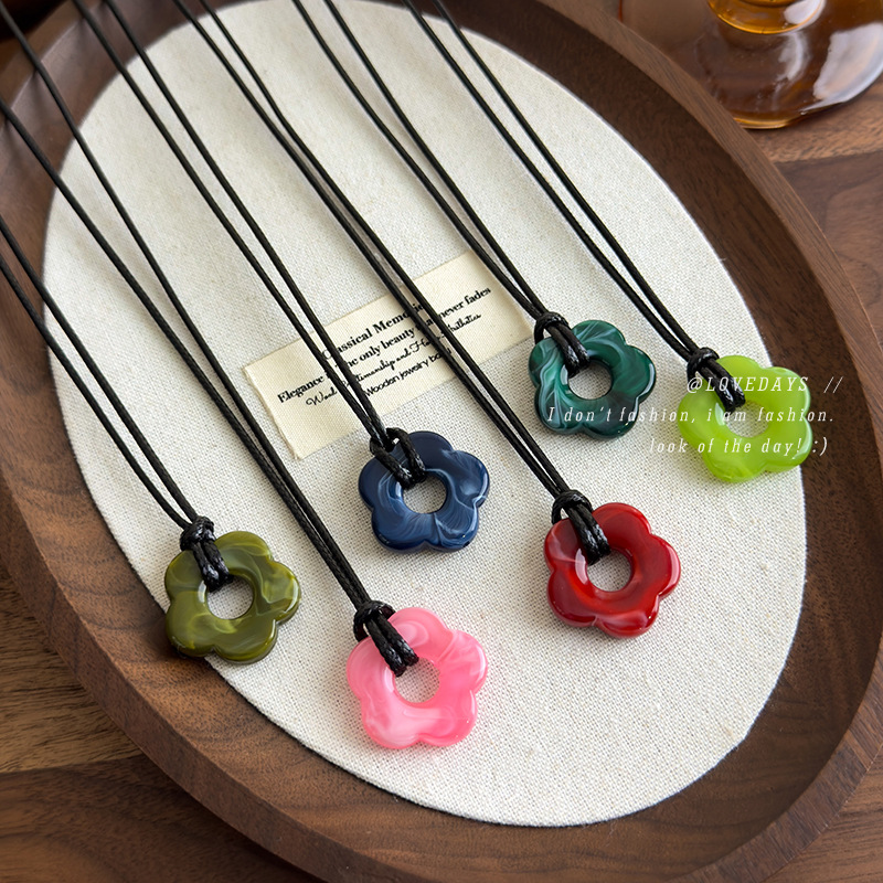 多巴胺彩色亚克力镂空花朵项链