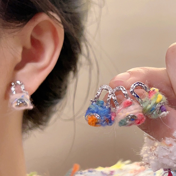 秋冬可爱彩虹毛线锁耳钉