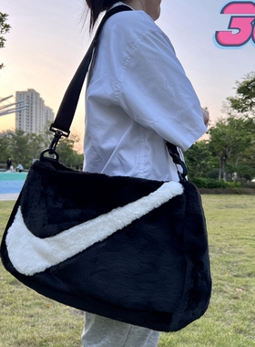 NIKE耐克毛绒大勾LOGO托特包斜挎包女子运动单肩包手提拎包DQ5804