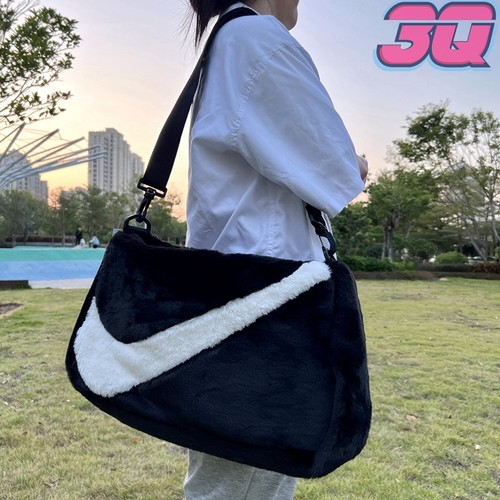 Nike大勾毛绒女托特包斜挎单肩包