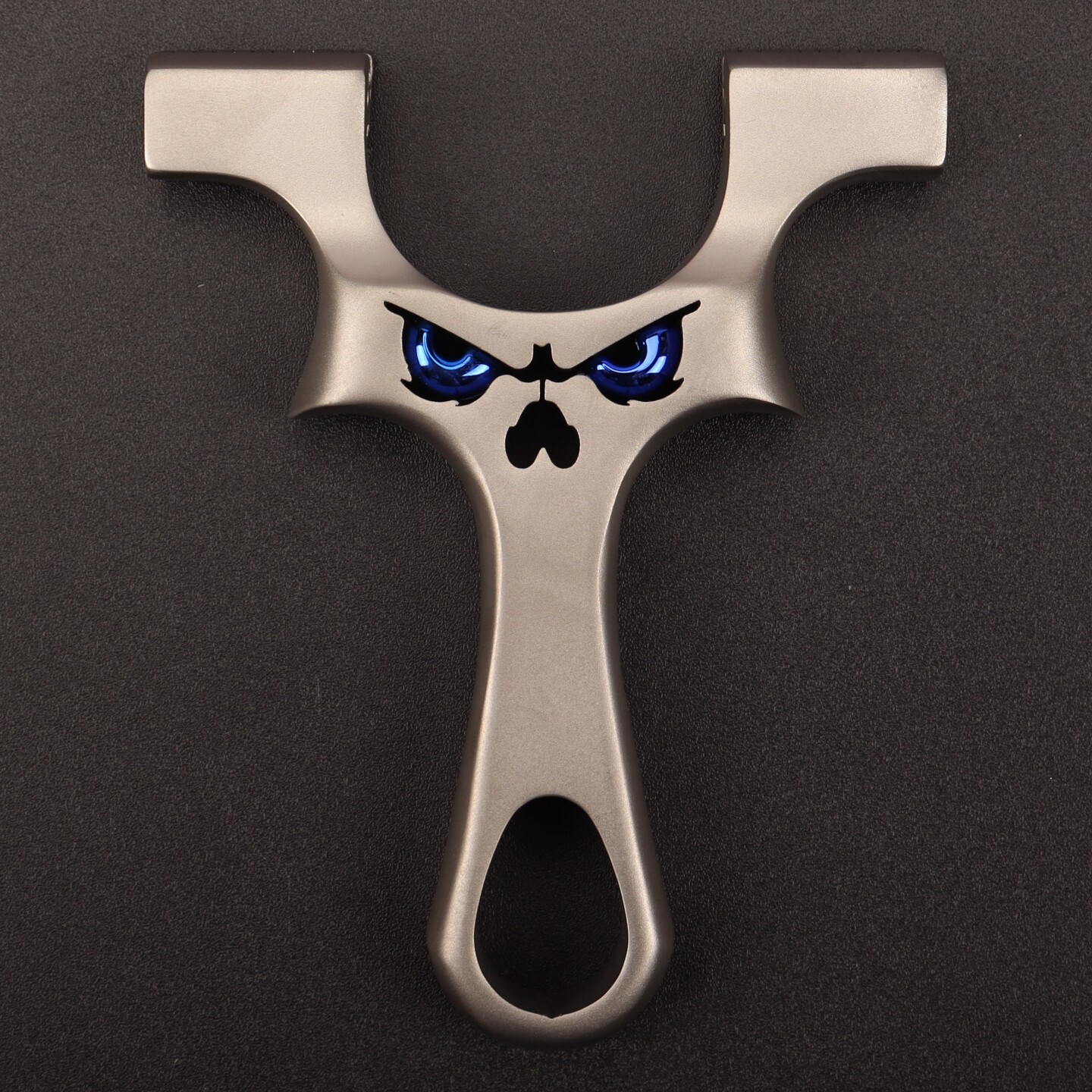 龙齿小炮新款9025弹弓恶魔不锈钢户外扁皮筋弹弓夹片高精度弹弓