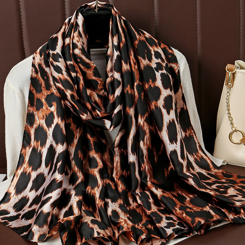 scarf women 新款新丝缎豹纹披肩女时尚轻奢高级柔软百搭围巾