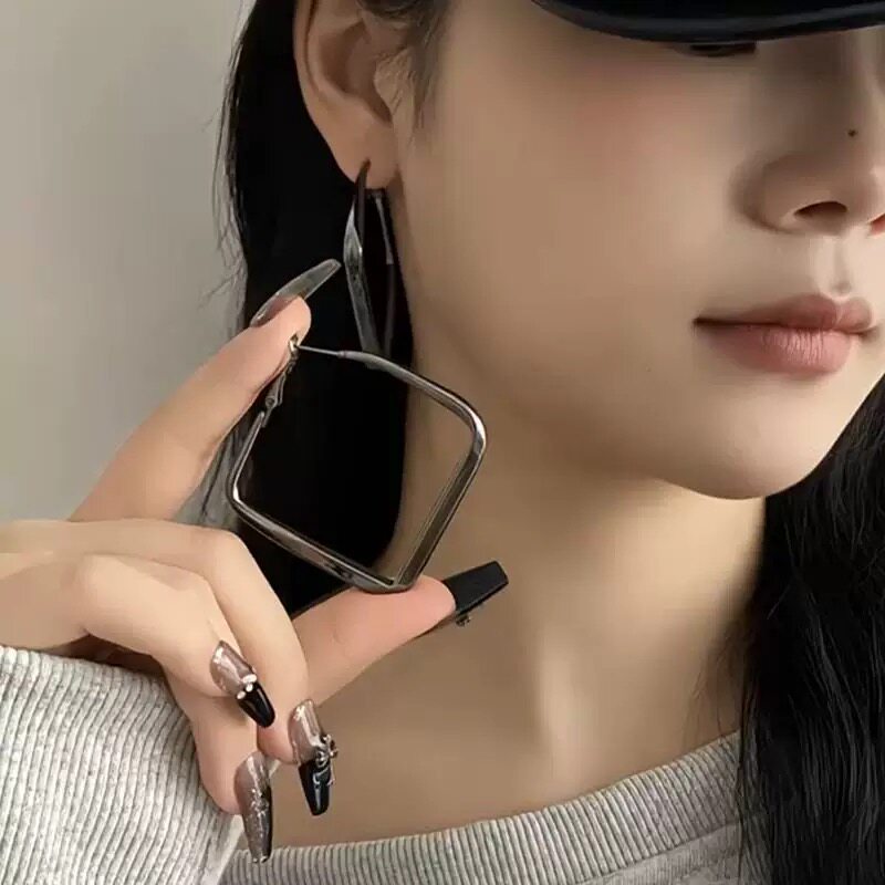 枪黑色耳环2024新款轻奢高级感欧美夸张大气菱形耳饰网红大耳圈女