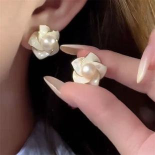 纯银针珍珠花朵耳钉高级感新款爆款小众设计感耳饰轻奢高级感耳环