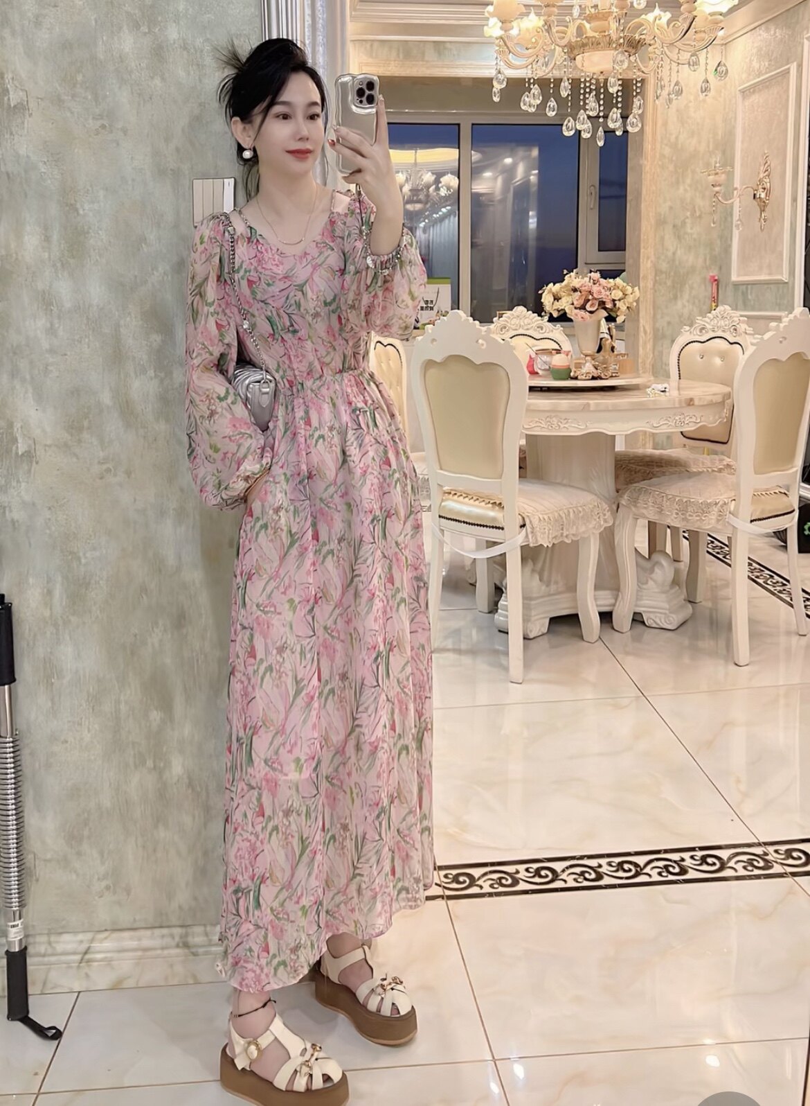 2023夏季松紧腰粉色碎花连衣裙过膝长裙温柔淑女风小心机漏肩欧货
