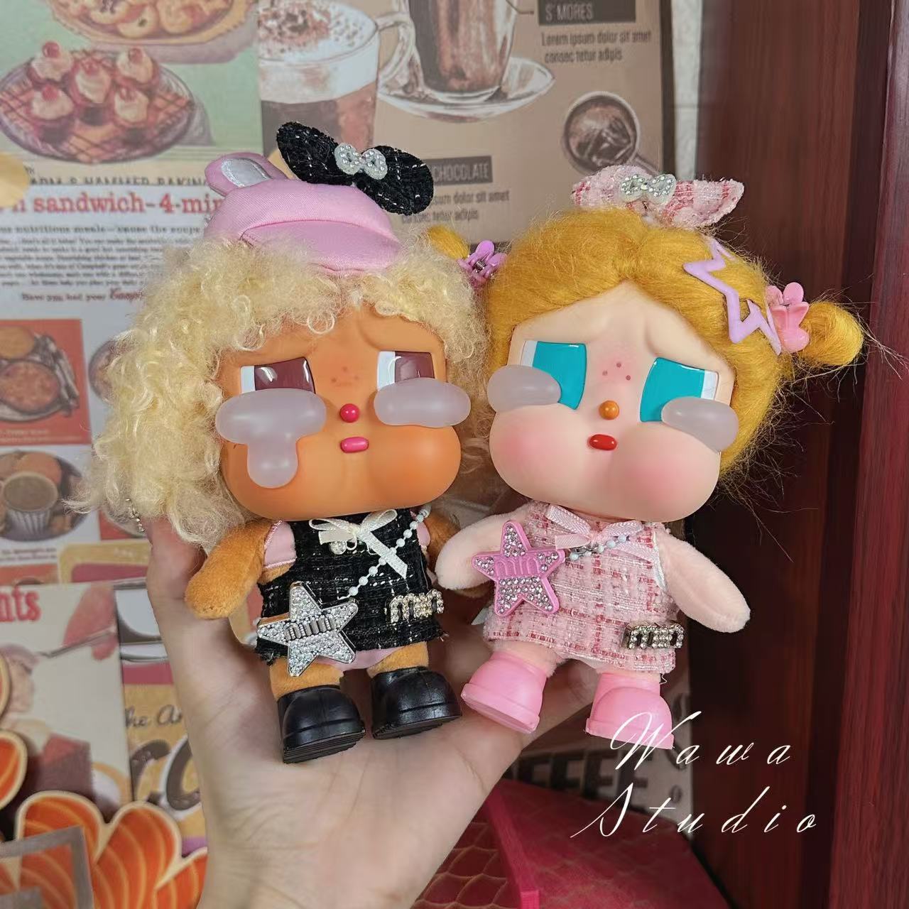 哭娃CRYBABYvacation系列搪胶毛绒吊卡甜在一起娃衣crybaby衣服