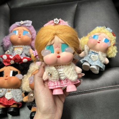 哭娃CRYBABYvacation系列搪胶毛绒吊卡甜在一起娃衣crybaby衣服