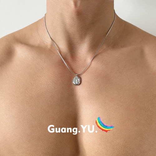 GuangYu褶皱感银币吊坠钛钢项链