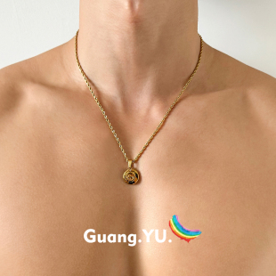 GuangYu飞鸟圆饼金色吊坠潮牌钛钢项链男款小众复古配饰毛衣链女